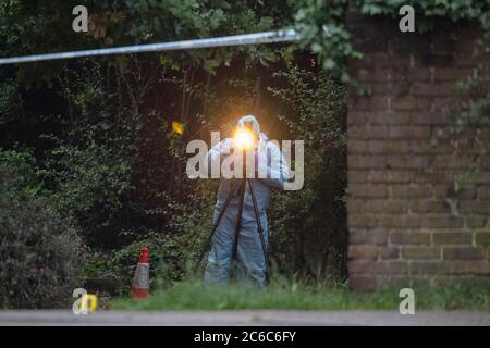 Des policiers judiciaires sur les lieux de Seely Drive, Dulwich, dans le sud de Londres, après l'poignarder mortel d'un homme de 18 ans. Banque D'Images