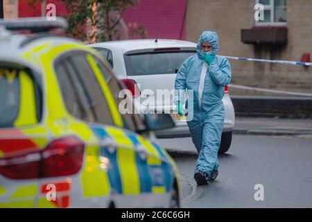 Des policiers judiciaires sur les lieux de Seely Drive, Dulwich, dans le sud de Londres, après l'poignarder mortel d'un homme de 18 ans. Banque D'Images