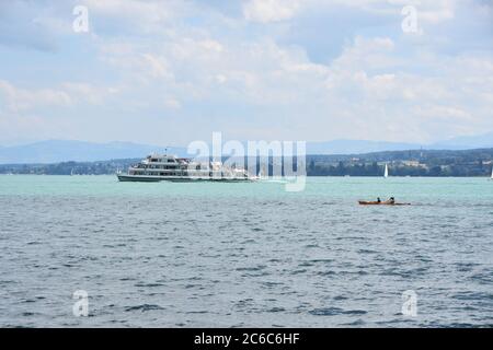 Bateau d'excursion ou bateau de croisière sur le lac de Constance, Bodensee, sur le Rhin, au pied nord des Alpes en été. Banque D'Images