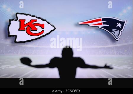 Kansas City Chiefs contre les Patriots de la Nouvelle-Angleterre . Match NFL. Match de la Ligue américaine de football. Silhouette de joueur professionnel pour une touche de touche. Écran Banque D'Images