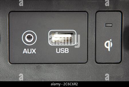 Chargeur de téléphone mobile sans fil, port USB, port aux sur le tableau de bord de la voiture Banque D'Images
