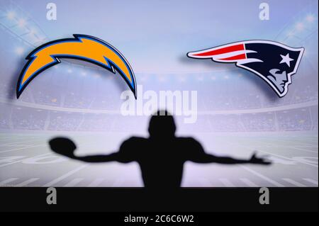 Los Angeles Chargers contre New England Patriots . Match NFL. Match de la Ligue américaine de football. Silhouette de joueur professionnel pour une touche de touche. Récurer Banque D'Images