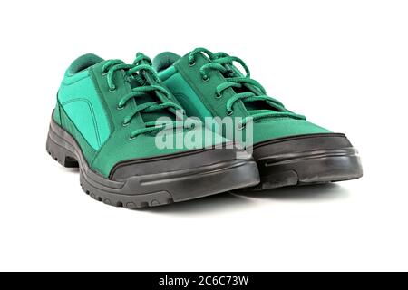 une paire de chaussures de randonnée bon marché vert turquoise bleu menthe aqua isolé sur fond blanc - vue en gros plan en perspective Banque D'Images