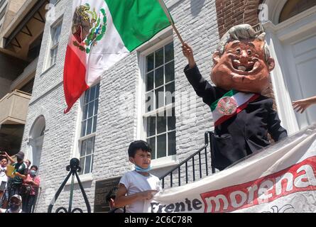 Des manifestants à l'extérieur de l'ambassade du Mexique à Washington, D.C. protestant contre le président Andrés Manuel López Obrador en visite à la Maison Blanche Banque D'Images