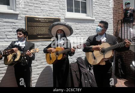 Manifestants à l'extérieur de l'ambassade du Mexique à Washington, D.C. protestant contre le président Andrés Manuel López Obrador visite à la Maison Blanche Banque D'Images