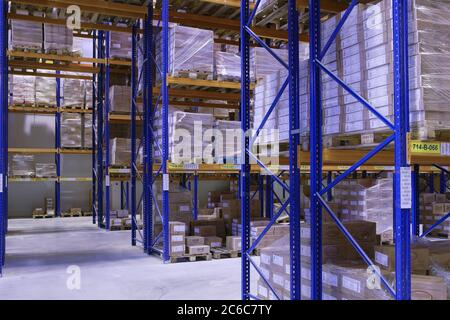 Saint-Pétersbourg, Russie - 21 novembre 2008 : racks de stockage industriel, système de rayonnage pour palettes pour entrepôt. Banque D'Images