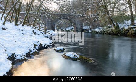 Holne Bridge sur Dartmoor en hiver Banque D'Images