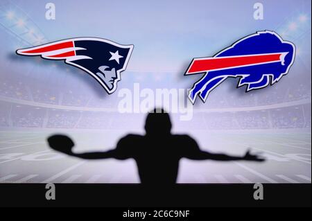 New England Patriots contre Buffalo Bills . Match NFL. Match de la Ligue américaine de football. Silhouette de joueur professionnel pour une touche de touche. Écran dans b Banque D'Images