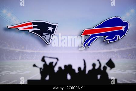 New England Patriots contre Buffalo Bills . Assistance pour les fans sur NFL Game. Silhouette des supporters, grand écran avec deux rivaux en arrière-plan. Banque D'Images