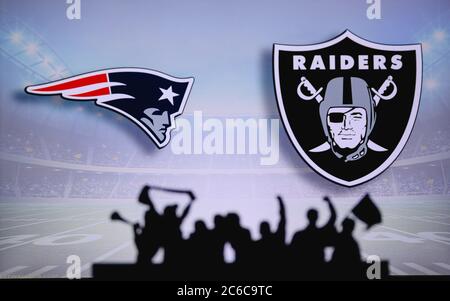 New England Patriots vs Las Vegas Raiders. Assistance pour les fans sur NFL Game. Silhouette des supporters, grand écran avec deux rivaux en arrière-plan. Banque D'Images