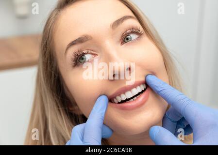 Femme lors d'une visite au cabinet du dentiste. Santé dentaire, blanchiment des dents. Banque D'Images