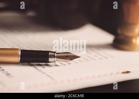 Droit, notaire thème de fond. Stylo plume et papier fait main sur le bureau Banque D'Images