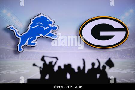 Detroit Lions contre Green Bay Packers. Assistance pour les fans sur NFL Game. Silhouette des supporters, grand écran avec deux rivaux en arrière-plan. Banque D'Images