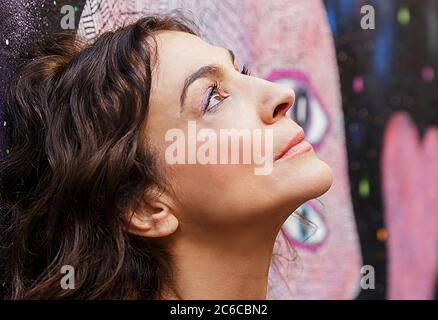 femme adulte dans une allée urbaine Banque D'Images