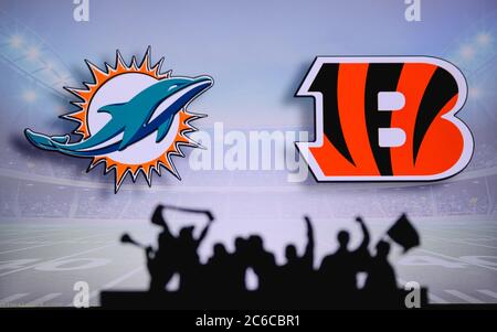 Dolphins de Miami contre Bengals de Cincinnati. Assistance pour les fans sur NFL Game. Silhouette des supporters, grand écran avec deux rivaux en arrière-plan. Banque D'Images