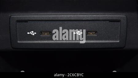 Deux ports USB C sur le panneau de la voiture Banque D'Images