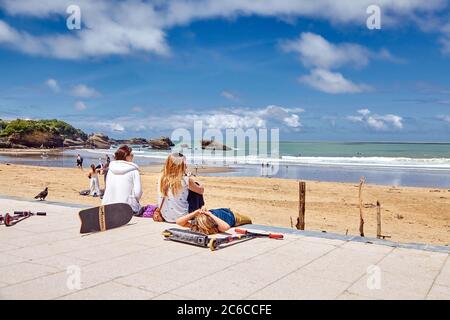 Biarritz, France - 17 juin 2018 : la Grande Plage. Les gens sur la promenade de la plage Banque D'Images