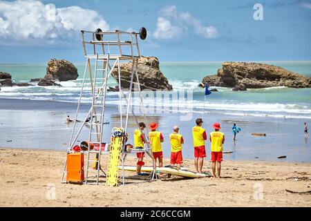 Biarritz, France - 17 juin 2018 : groupe de sauveteurs sur la plage de sable de la Grande Plage Banque D'Images