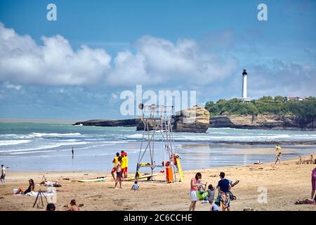 Biarritz, France - 17 juin 2018 : groupe de sauveteurs sur la plage de sable de la Grande Plage Banque D'Images