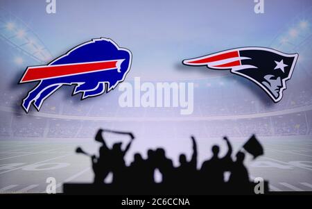 Buffalo Bills contre New England Patriots. Assistance pour les fans sur NFL Game. Silhouette des supporters, grand écran avec deux rivaux en arrière-plan. Banque D'Images