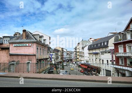 Lourdes, France - 18 juin 2018 : place Jeanne d'Arc. Vue sur les façades de bâtiments depuis le pont Banque D'Images