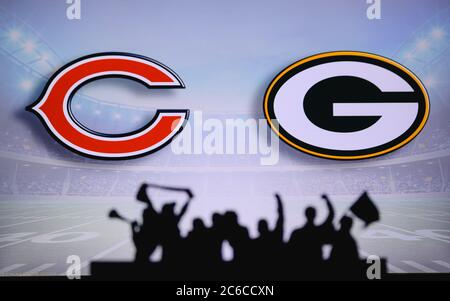 Chicago Bears contre Green Bay Packers. Assistance pour les fans sur NFL Game. Silhouette des supporters, grand écran avec deux rivaux en arrière-plan. Banque D'Images