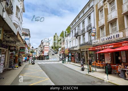 Lourdes, France - 18 juin 2018 : boulevard de la Grotte. Bâtiments avec des vitrines de cafés et de boutiques Banque D'Images