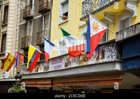 Lourdes, France - 18 juin 2018 : drapeaux de différents pays sur la façade de l'hôtel Banque D'Images