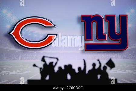 Chicago Bears contre New York Giants. Assistance pour les fans sur NFL Game. Silhouette des supporters, grand écran avec deux rivaux en arrière-plan. Banque D'Images