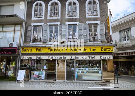 Lourdes, France - 18 juin 2018 : façade du bâtiment sur la place Marcadal. Salon de thé Banque D'Images