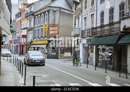 Lourdes, France - 18 juin 2018 : rue Lafitte. Cycliste et voitures dans la rue de la ville Banque D'Images