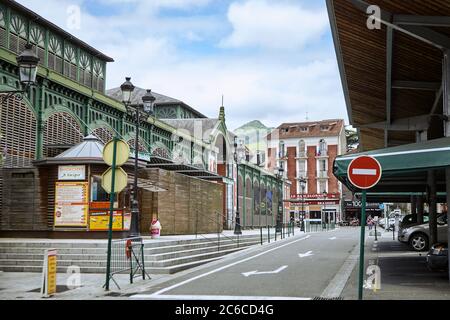 Lourdes, France - 18 juin 2018 : place du champ commun. Voitures près du marché alimentaire Banque D'Images