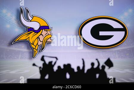 Minnesota Vikings contre Green Bay Packers. Assistance pour les fans sur NFL Game. Silhouette des supporters, grand écran avec deux rivaux en arrière-plan. Banque D'Images