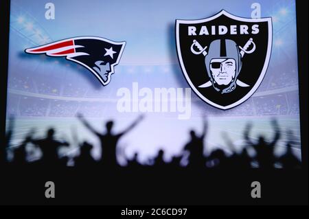 New England Patriots vs Las Vegas Raiders. Assistance pour les fans sur NFL Game. Silhouette des supporters, grand écran avec deux rivaux en arrière-plan. Banque D'Images