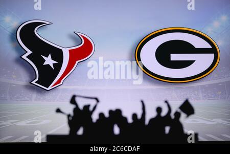 Houston Texans contre Green Bay Packers. Assistance pour les fans sur NFL Game. Silhouette des supporters, grand écran avec deux rivaux en arrière-plan. Banque D'Images