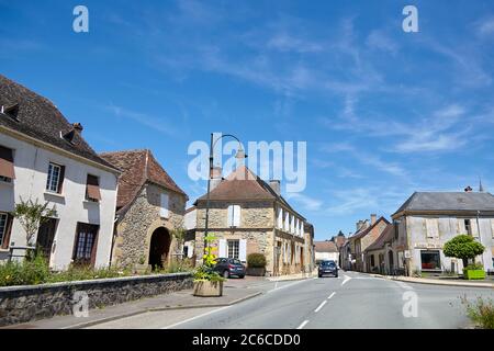 Lanouaille, département de la Dordogne, région Nouvelle-Aquitaine, France - 23 juin 2018 : rue du Périgord. Bâtiments de faible hauteur le long de la route départementale D7 Banque D'Images