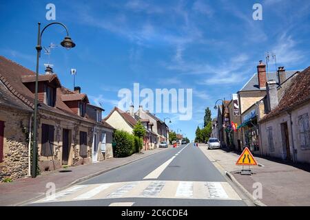 Lanouaille, département de la Dordogne, région de la Nouvelle-Aquitaine, France - 23 juin 2018 : Tableau de concordance sur la rue du Limousin. Bâtiments de faible hauteur le long de la route D7 Banque D'Images