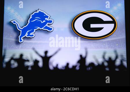 Detroit Lions contre Green Bay Packers. Assistance pour les fans sur NFL Game. Silhouette des supporters, grand écran avec deux rivaux en arrière-plan. Banque D'Images