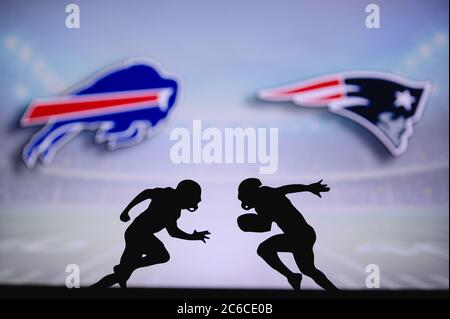 Buffalo Bills contre New England Patriots. Affiche NFL Match. Deux joueurs de football américain se font face sur le terrain. Logo des clubs à l'arrière Banque D'Images