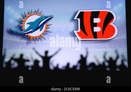 Dolphins de Miami contre Bengals de Cincinnati. Assistance pour les fans sur NFL Game. Silhouette des supporters, grand écran avec deux rivaux en arrière-plan. Banque D'Images