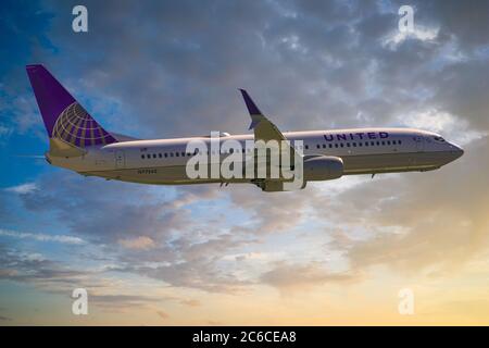 Boeing 737 de United Airlines en route au-dessus de l'Amérique au coucher du soleil Banque D'Images