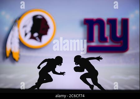 Washington Redskins contre New York Giants. Affiche NFL Match. Deux joueurs de football américain se font face sur le terrain. Logo des clubs à l'arrière Banque D'Images