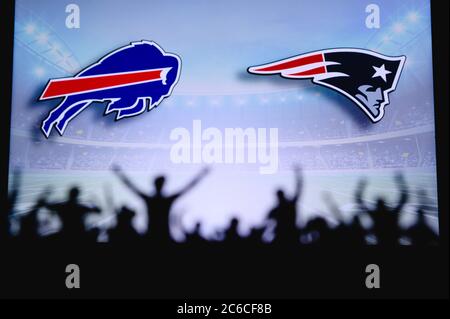 Buffalo Bills contre New England Patriots. Assistance pour les fans sur NFL Game. Silhouette des supporters, grand écran avec deux rivaux en arrière-plan. Banque D'Images