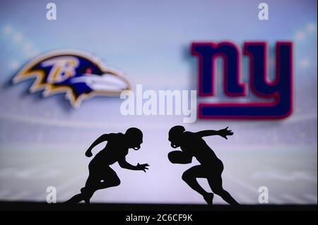 Baltimore Ravens contre New York Giants. Affiche NFL Match. Deux joueurs de football américain se font face sur le terrain. Logo des clubs dans backgro Banque D'Images