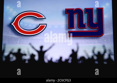 Chicago Bears contre New York Giants. Assistance pour les fans sur NFL Game. Silhouette des supporters, grand écran avec deux rivaux en arrière-plan. Banque D'Images