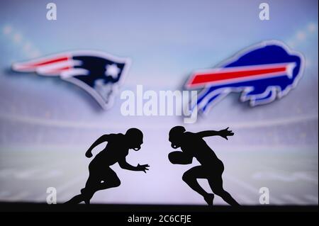 New England Patriots contre Buffalo Bills . Affiche NFL Match. Deux joueurs de football américain se font face sur le terrain. Logo des clubs à l'arrière Banque D'Images