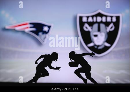 New England Patriots vs Las Vegas Raiders. Affiche NFL Match. Deux joueurs de football américain se font face sur le terrain. Logo des clubs en b Banque D'Images