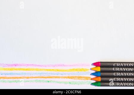 crayons colorés alignés pour créer des lignes colorées sur un fond blanc avec espace de copie Banque D'Images
