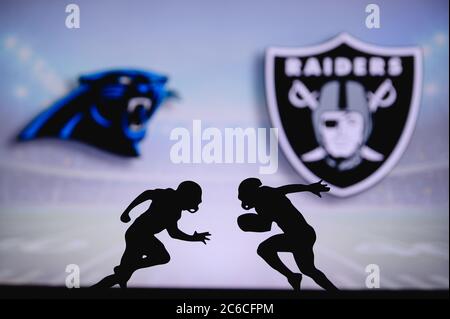 Carolina Panthers contre Las Vegas Raiders. Affiche NFL Match. Deux joueurs de football américain se font face sur le terrain. Logo des clubs à l'arrière Banque D'Images