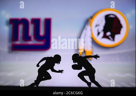 New York Giants contre Washington Redskins. Affiche NFL Match. Deux joueurs de football américain se font face sur le terrain. Logo des clubs à l'arrière Banque D'Images